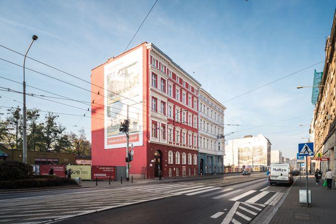 Dwie zabytkowe kamienice przy ulicy Piłsudskiego już po rewitalizacji. Od razu przyciągnęły nowych lokatorów [ZDJĘCIA]