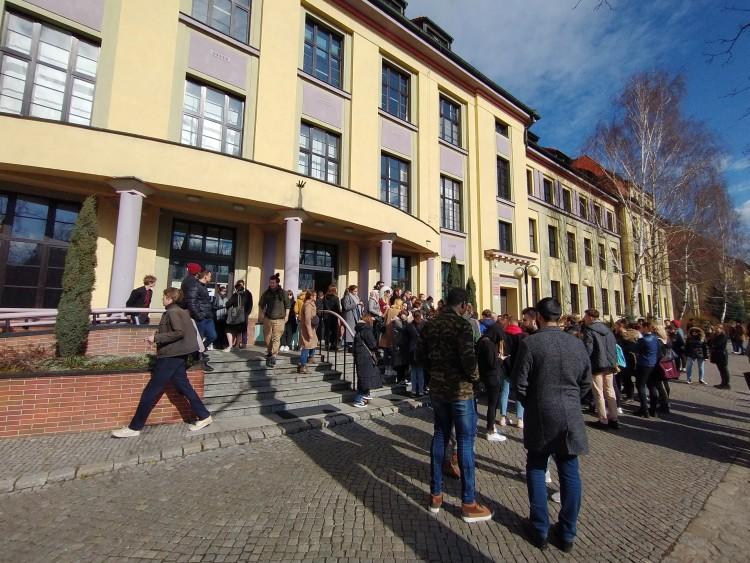 Uczelnie odwołały zajęcia, a na uniwesytet przybyły tłumy studentów [ZDJĘCIA]