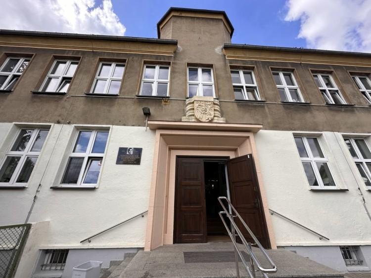 Sanepid stawia warunek: albo wyremontujecie szkołę, albo ją zamkniemy