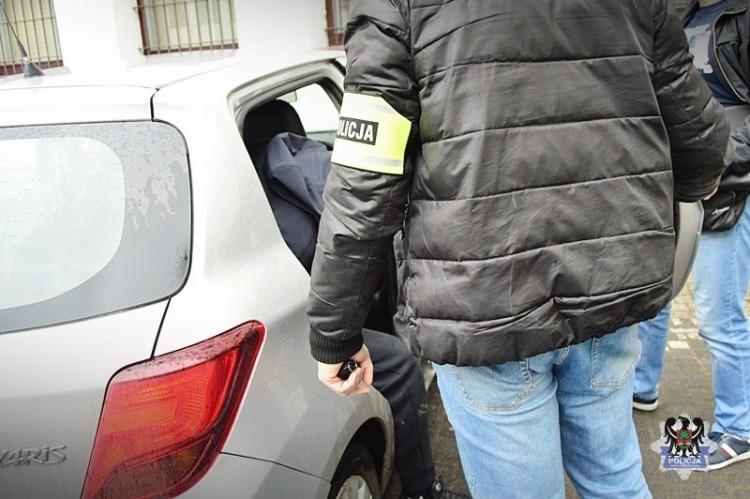 Kompletnie pijany ojciec miał pod opieką dwuletnią córkę. Ledwo trzymał się na nogach
