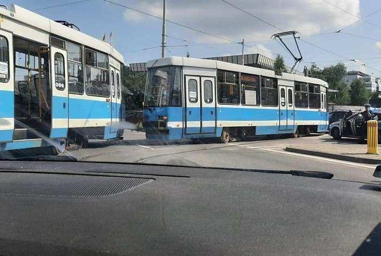 Spore utrudnienia na Legnickiej. Wykoleił się tramwaj [ZOBACZ]