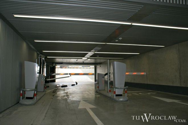 Panika, chaos, zdezorientowanie - ewakuacja parkingu pod placem Nowy Targ