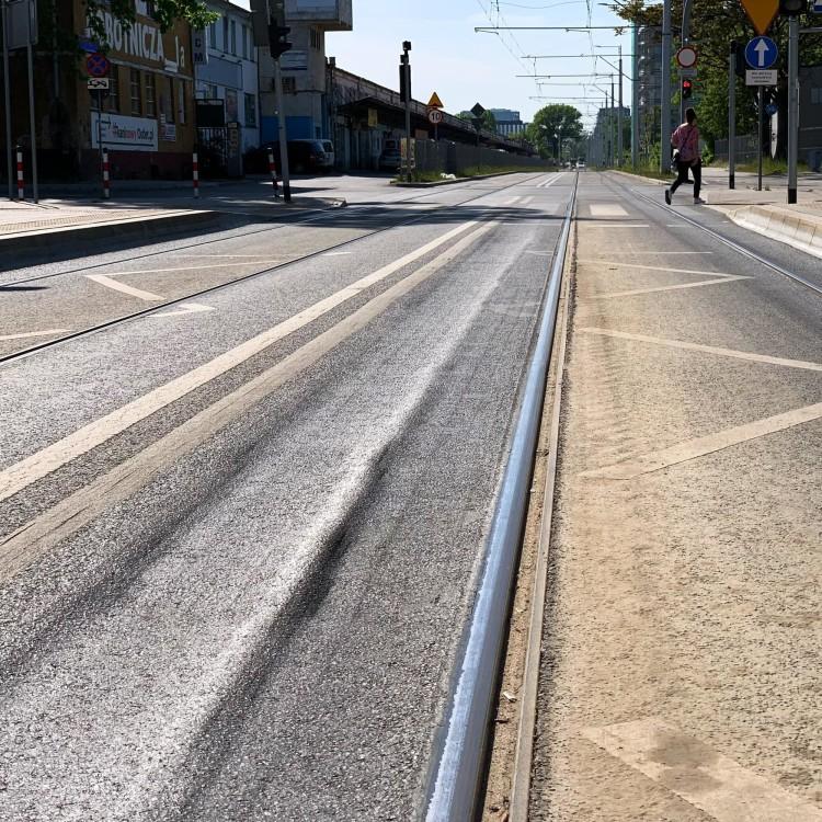 Coś poszło nie TAT. Na nowiutkiej trasie autobusowo-tramwajowej na Nowy Dwór są już koleiny