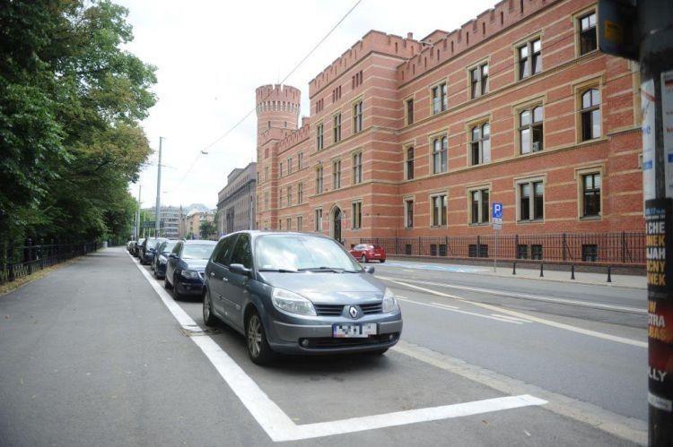 Miasto wprowadza jednodniowy zakaz parkowania. Niestosujących się do znaku czeka „laweta”
