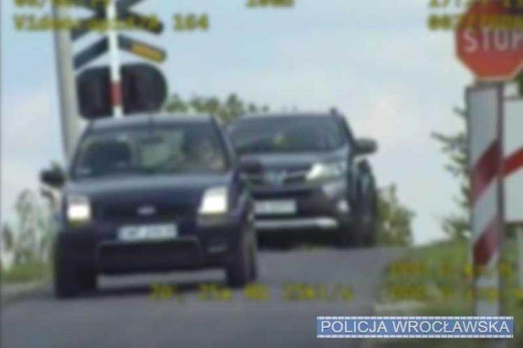 Na tym przejeździe zginęło 5 osób, a kierowcy nadal niczego się nie nauczyli [WIDEO]