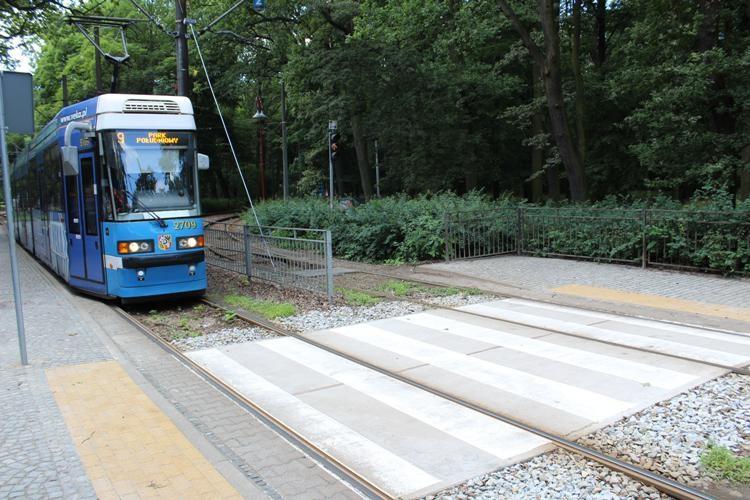 Zepsuty tramwaj blokuje przejazd przez Różyckiego