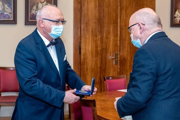 Medal dla prof. Simona! Wrocławski zakaźnik odznaczony za walkę z koronawirusem