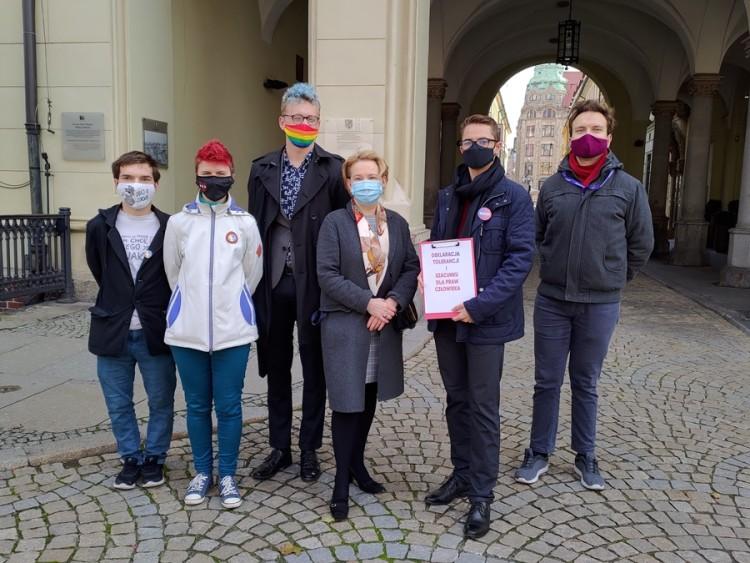 Nowa inicjatywa uchwałodawcza we Wrocławiu. To kontra dla uchwał o „przeciwdziałaniu ideologii LGBT”