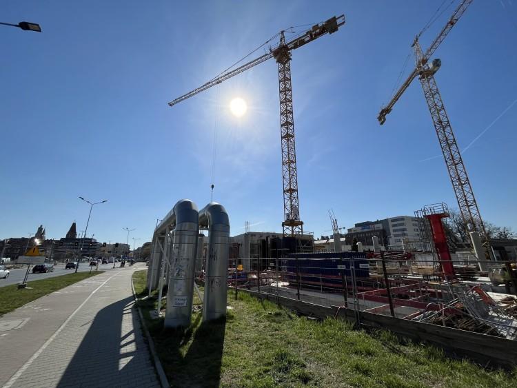 Wrocław: Dwa biurowce w centrum. Jeden rośnie, drugi się zmienia [ZDJĘCIA]