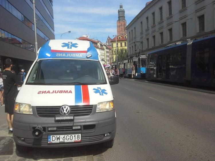 Dziewczyna wypadła z tramwaju w trakcie jazdy. Nagle otworzyły się drzwi [ZDJĘCIA]