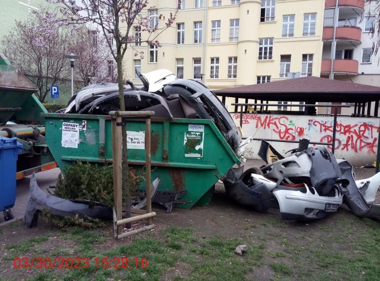 Wrocław: Do kontenera wyrzucili nadwozie samochodu. 