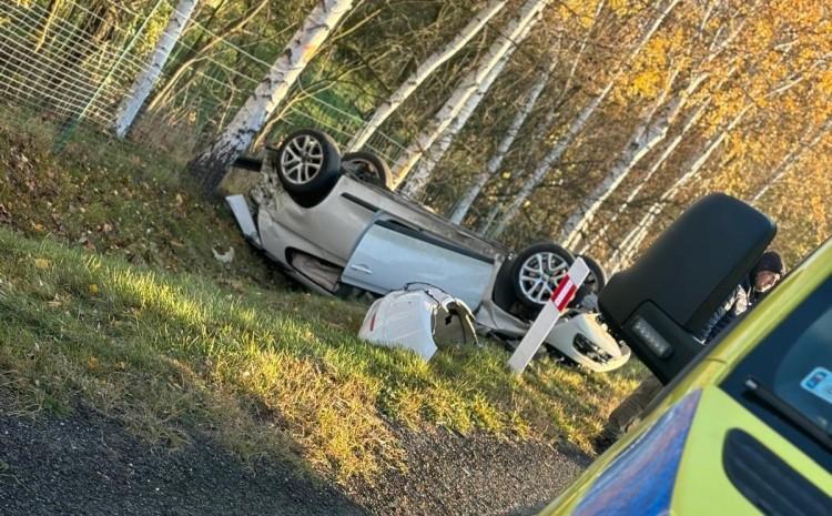 Groźny wypadek, auto na dachu, obok ranna kobieta. Nikt się nie zatrzymał