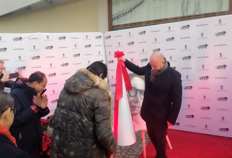 Nowy krasnal we Wrocławiu. To indyjski poeta z książką Olgi Tokarczuk [ZDJĘCIA]