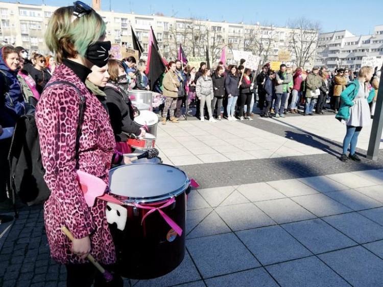 Wydarzenia z okazji Dnia Kobiet. Manifa 2021 i pikieta Strajku Kobiet