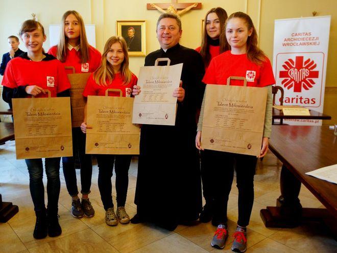 Zachęcają wrocławian by robili zakupy do papierowych toreb miłosierdzia