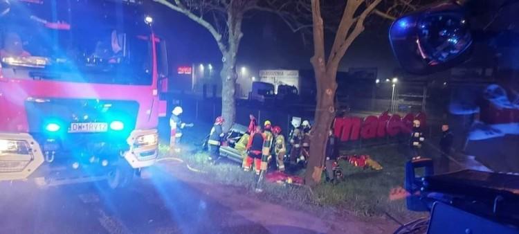 Wypadek pod Wrocławiem. BMW owinęło się o drzewo. Kierowca nie żyje