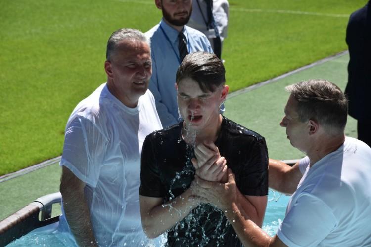 Świadkowie Jehowy na wrocławskim stadionie. Sporo chętnych do chrztu