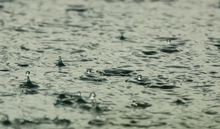 Awaria wodociągowa na Karkonoskiej. Woda zalała ulicę i chodnik