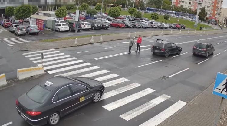 Wrocław: Kierowca furiat przejechał po stopie starszego człowieka, bo ten go zdenerwował [FILM]