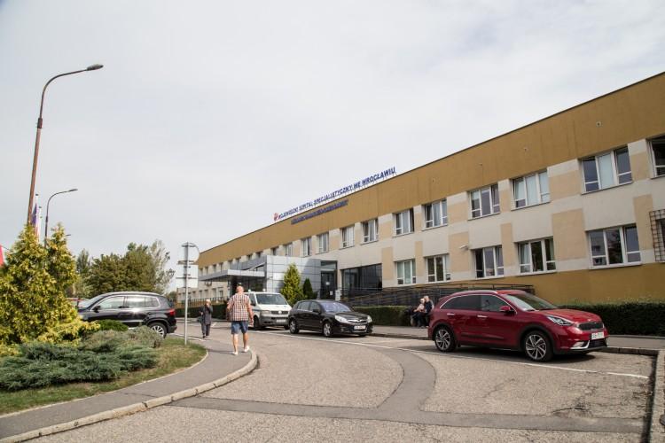 Kolejny próg zwalniający na drodze dojazdowej do szpitala [ZDJĘCIA]