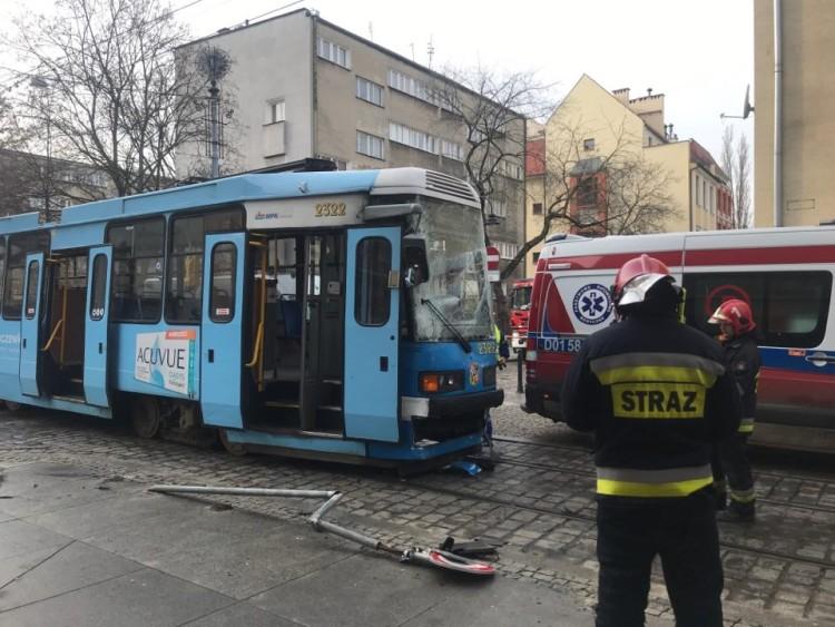 Zderzenie tramwaju z busem. Motornicza trafiła do szpitala [ZDJĘCIA]