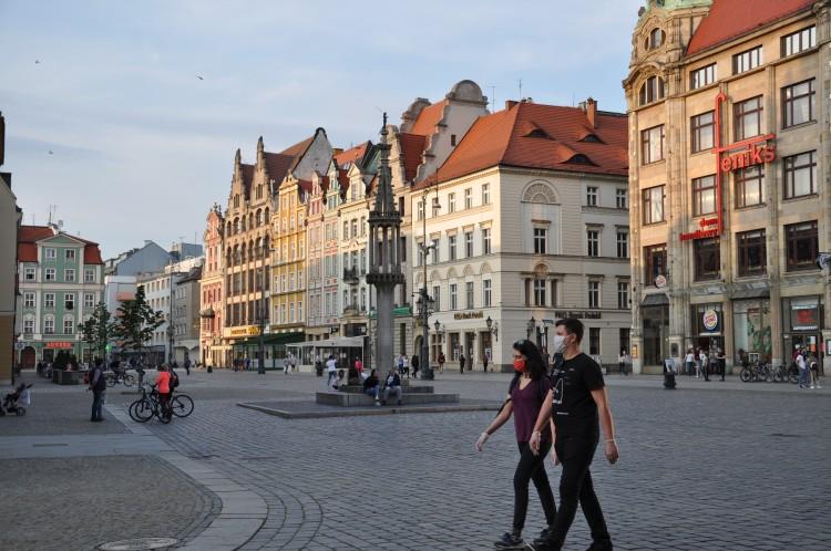 Koniec z maseczkami na ulicach. Kiedy otworzą kluby fitness i kina?
