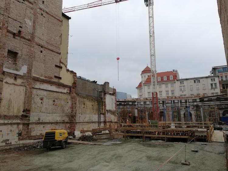 Nowy etap remontu Hotelu Grand. Budynek lada chwila zacznie piąć się w górę [ZDJĘCIA]