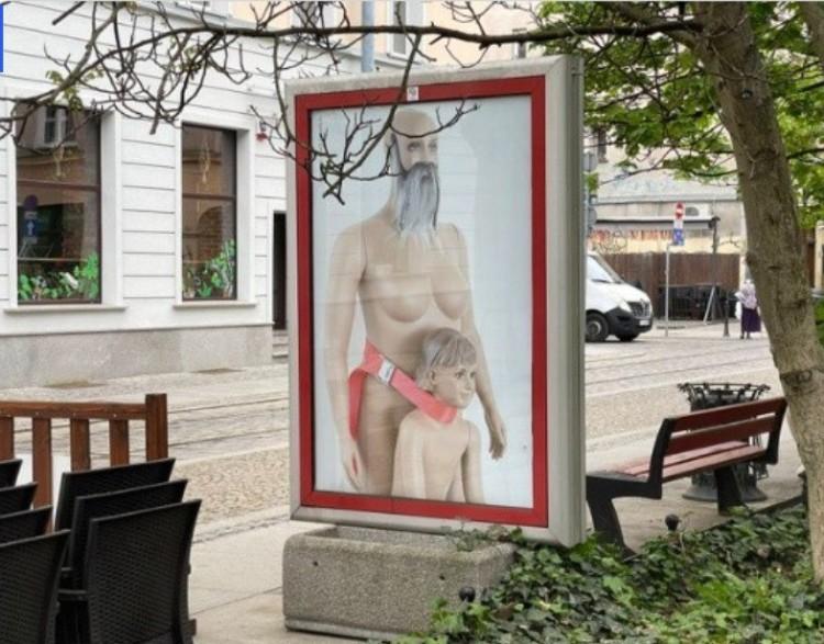 Kontrowersyjna wystawa zniknęła z centrum. 