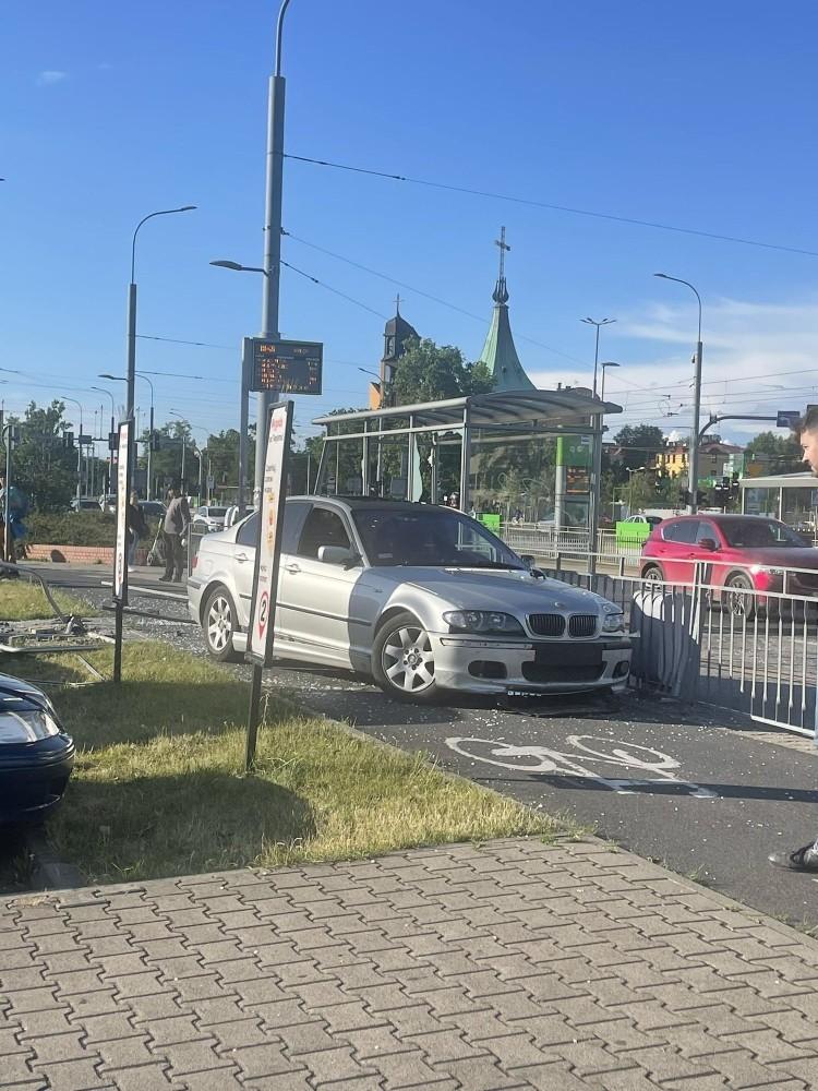 Wrocław: BMW wjechało w przystanek przy ulicy Bardzkiej [ZDJĘCIA, WIDEO]