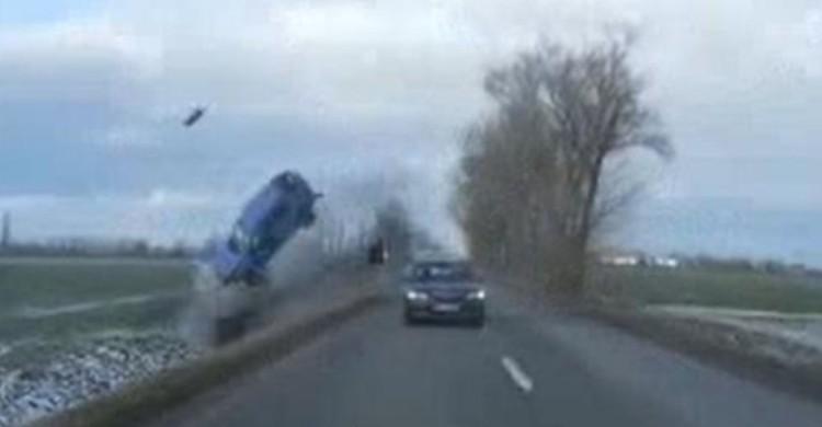 Piruety seata nad drogą. Ten spektakularny wypadek widziała cała Polska. Wiemy, jak się skończył