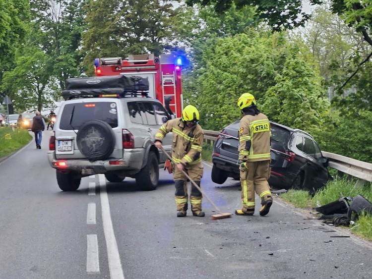 Wypadek na trasie Wrocław - Strzelin. Czołowe zderzenie na zakręcie [ZDJĘCIA]
