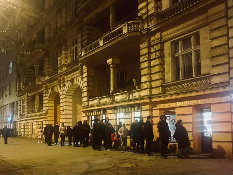 Tłusty Czwartek we Wrocławiu. Ogromne kolejki po pączki