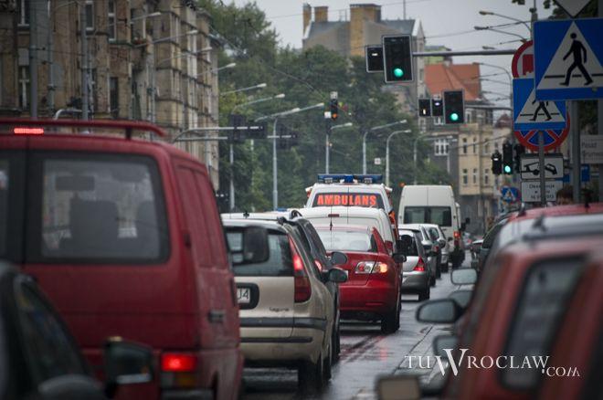 Na Sienkiewicza auto uderzyło w latarnię. Omal nie staranowało pieszych