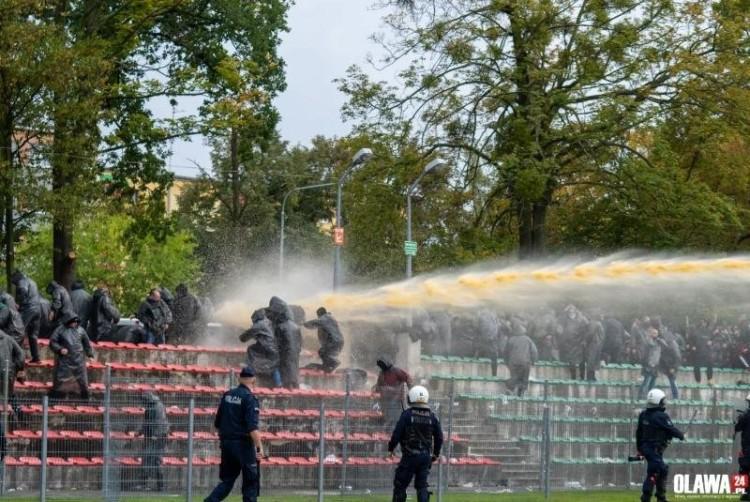 Wielka zadyma na meczu. Policja na boisku, w ruch poszły armatki wodne i gaz