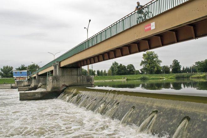 Wypadek dwóch pchaczy i barki na Odrze: akcja ratownicza, do rzeki wyciekł olej