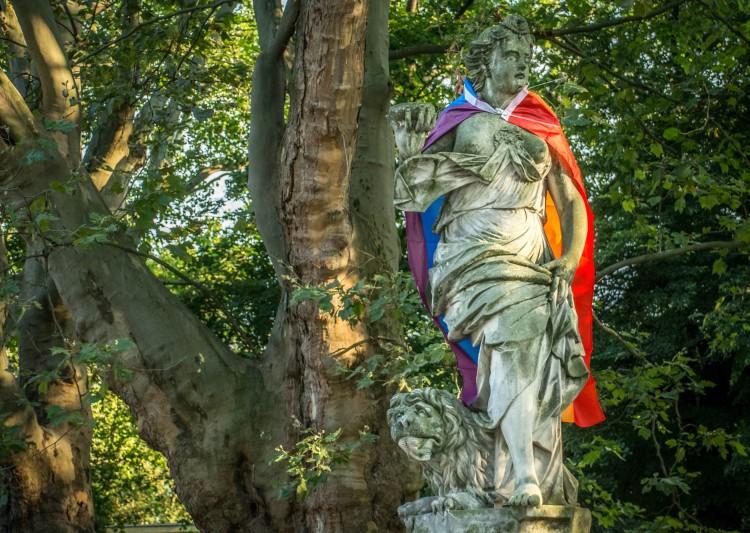 Nie tylko Warszawa. Aktywiści LGBT wywiesili tęczową flagę na wrocławskich pomnikach [ZDJĘCIA]