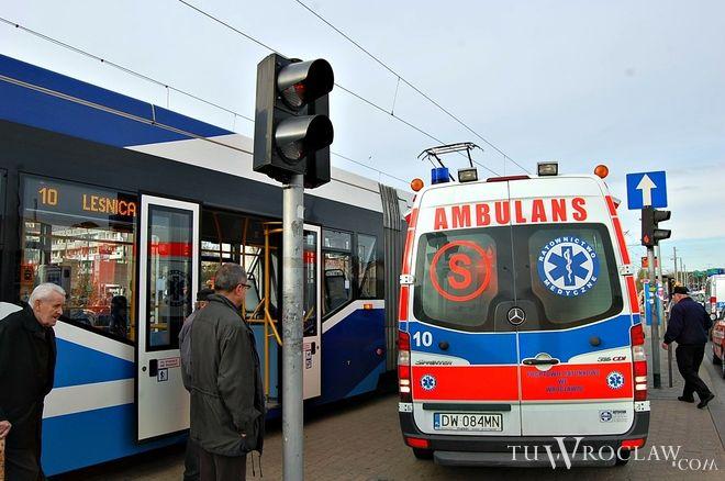 Pieszy wpadł pod tramwaj MPK. Walczy o życie w szpitalu