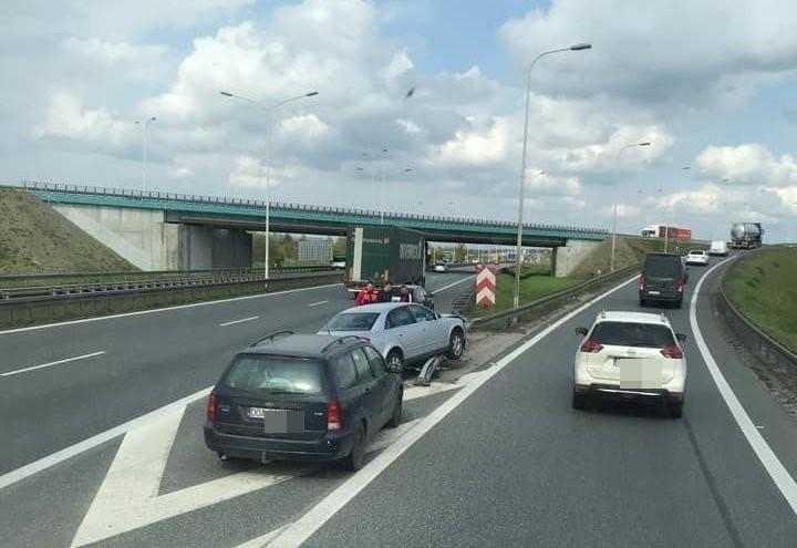 Wielokilometrowe kłopoty kierowców na AOW po wypadku audi