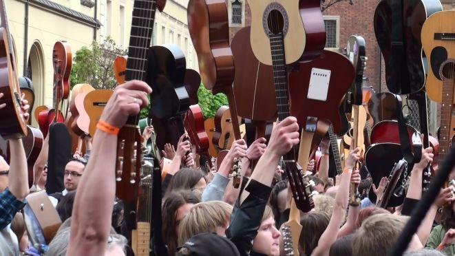 Muniek Staszczyk i T.Love na Gitarowym Rekordzie Guinnessa