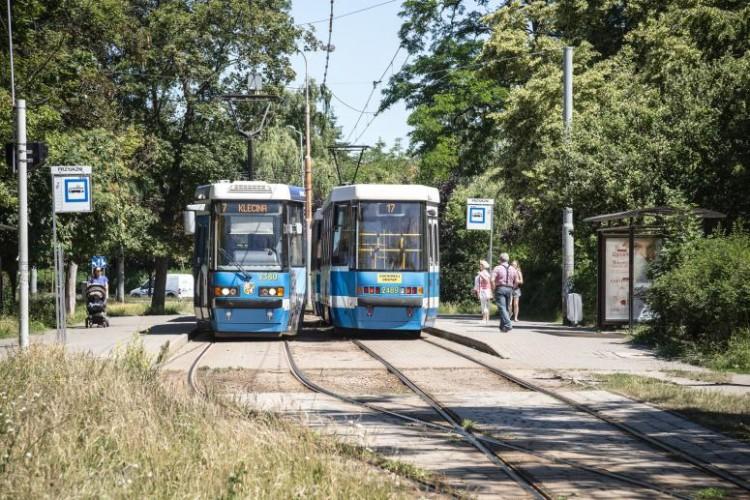Kolizja samochodu z tramwajem na Poświętnym. Utrudnienia dla kierowców i pasażerów MPK