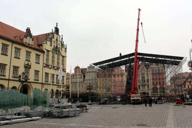 Wrocław: trwa budowa sylwestrowych scen [ZDJĘCIA, ZESPOŁY, TRANSMISJA W TV]