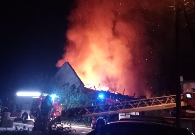 Groźny pożar w podwrocławskich Iwinach. Mieszkańcy słyszeli wybuchy