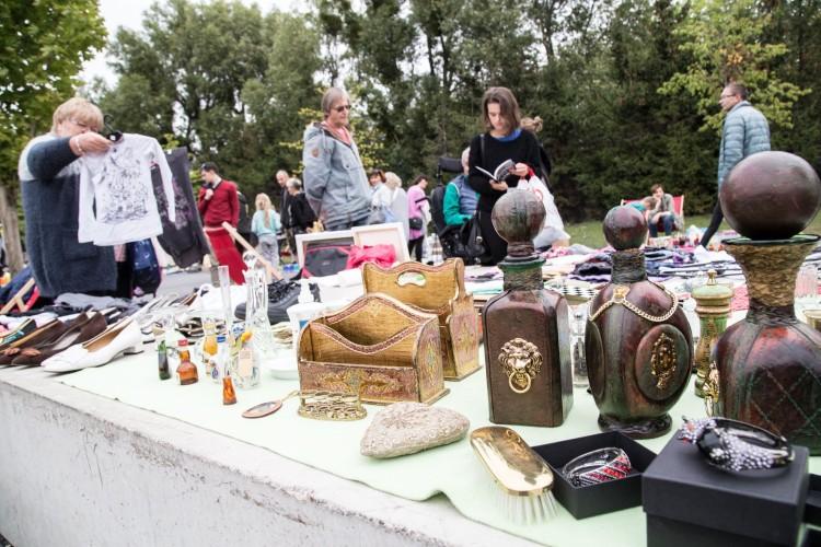 Starocie i przedmioty kolekcjonerskie na pchlim targu przed Zajezdnią [ZDJĘCIA]