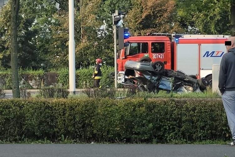 Wrocław: Śmiertelny wypadek na Lotniczej. Honda dachowała na torowisko