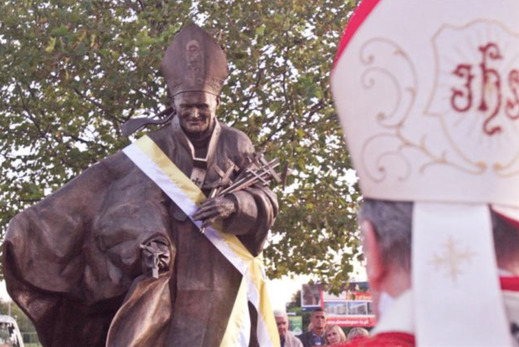 Nocna warta przy pomniku Jana Pawła II we Wrocławiu. Parafia zbiera chętnych