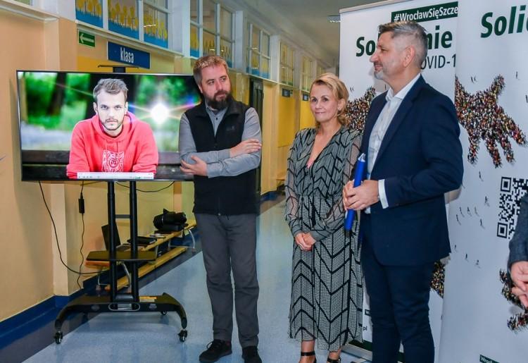 Rusza punkt szczepień dla uczniów i nauczycieli. Znany raper zachęca młodzież do szczepienia