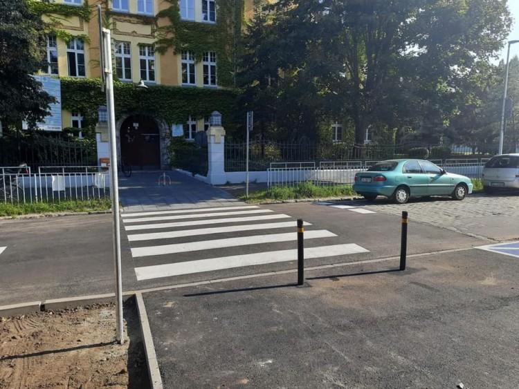 Zmiany na ul. Lutra. Wyniesione przejście i „Kiss & Go” [ZDJĘCIA]