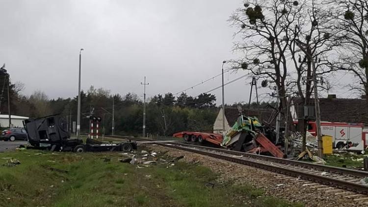 Pendolino zderzyło się z tirem. Dziewięć osób rannych, utrudnienia w ruchu [ZDJĘCIA]