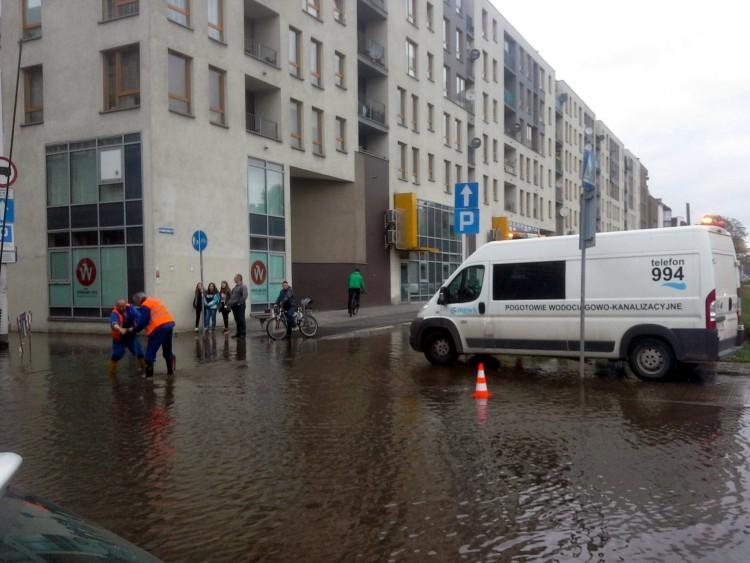 Awaria wodociągu. Podwale pod wodą, utrudnienia MPK