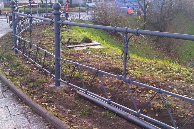 Trwa renowacja stylowych balustrad przy fosie miejskiej. Zapłacimy za to 150 tysięcy złotych